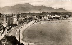 CPA St Jean de Luz Vue generale de la Plage et la Rhune