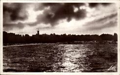 CPA Dinard the Beach and the Inhabitant of Saint Malo with laying down sun