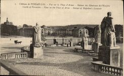 CPA Chateau de Versailles Vur sur la Place d'Armes Statues des Generaux de l'Empire Castl of versailles view on the Plac