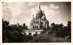 CPA Paris While Strolling Basilica of the Sacring Heart