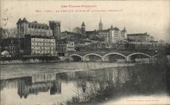 CPA Pau Le Pont sur Le Gave Et Le Chateau D'Henri IV