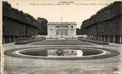 CPA Versailles Palais du Petit Trianon Cote du Parc 