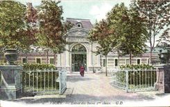 CPA Vichy Entree des Bains 