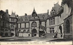 CPA Chateau de Pierrefonds Cour d'honneur le Beffroi
