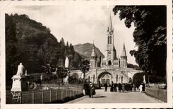 CPA Lourdes the Basilica and the Virgin couronnee