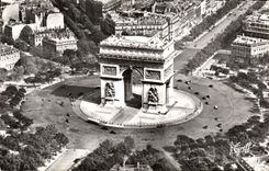 CPA Paris Vue Aerienne Place de l'Arc de Triomphe de l'Etoile a droite l'Avenue des Champs Elysees