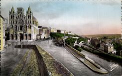 CPA Angouleme La Cathedrale St pierre Et les Remparts