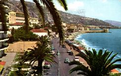 CPA Menton the Walk the Beach Seen towards I' Italy