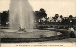 CPA Pare de Versailles Les Parterres de Latone un jour de grandes eaux
