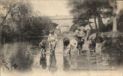 La escena de CPA del infantil de centro bana folklore de los ninos