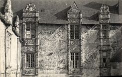 Ventanas del castillo de CPA Laval en la corte interior