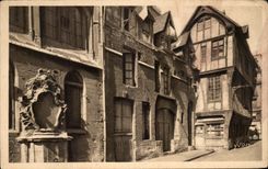 CPA Rouen Old women Houses in the Street Saint Romain