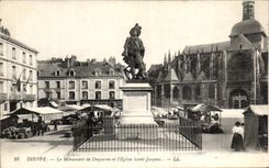 CPA Dieppe Monument De Duquesne y el santo Jacques de la iglesia ponen