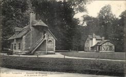 CPA Versailles Hameau de Trianon Le Colombier et la Maison du Garde