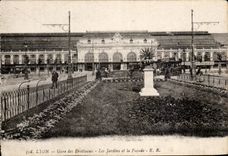 CPA Lyon Parks of Brotteaux the Gardens and the Frontage