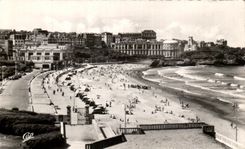 CPA Blarritz la Crande Plage Vers le Casino Bellevue