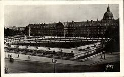 CPA Paris While Strolling the Hotel of Invalides