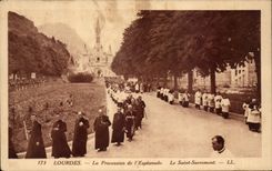 CPA Lourdes the Procession of the Esplanade Saint Sacrament