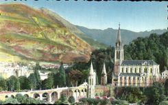 CPA Lourdes the Basilica seen of dimension and the Pyrenees