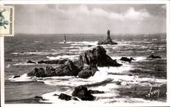 CPA Points Strong current (Finistere) the Lighthouse of the Old woman with far the island from Center