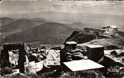 CPA Auvergne Summit of Puy de Dome Ruins of the Mercury Temple and chain of Southern Puys
