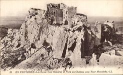 CPA En Provence Les Baux Cote Oriental et Nord du Chateau avec Tour Monolithe