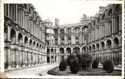CPA Saint Germaim En Laye Le Chateau Cour Interieure