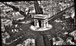 CPA En Avion Sur Paris La place et l'arc de triomphe de l'Etolle A droite l'avenue des Champs Elysees