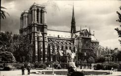CPA Paris While Strolling Notre Dame seen of the public garden Rene Viviani