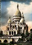 CPA Paris While Strolling Basilica of the Sacring Heart of Montmartre