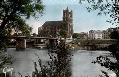 CPA Mantes the Seine and Oise the Seine and the Cathedral