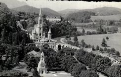 CPA Lourdes the War memorial And the Basilica
