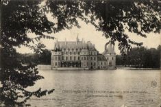 Ataque frontal principal de CPA Castle De Bretesche en la charca