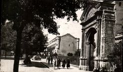 CPA Toulouse Basilique St Sernin Porte Miegeville Au fond la Collegiale St Raymond