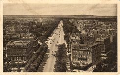 CPA Paris While Strolling the Avenue of the Wood of Boulogne seen of Arc de Triomphe