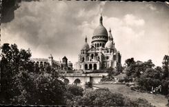 CPA Paris While Strolling Basilica Of the Sacring Heart De Montmartre