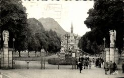 CPA Lourdes Entrance of the Basilica