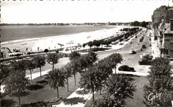 CPA La Baule the Esplanade of the Casino at the bottom the Benoist Beach