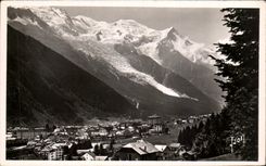 CPA Chamonix Vue Generale Et Massif Du Mont Blanc