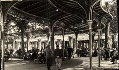 CPA Vichy Reine Des Villes d'Eaur Galeries Couvertes Et Pergola des sources