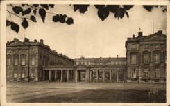 CPA La Douce France Chateau de Compiegne Facade du Chateau Facade du Castle