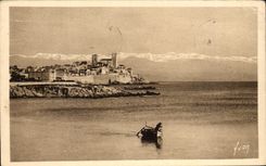 CPA Antibes Les remparts et la Chaine des Alpes