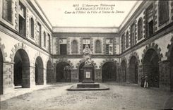 CPA Picturesque Auvergne Clermont Ferrand Court of the Town hall and Statue Domas