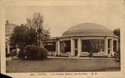 CPA Vittel La Grande Source Vue Du Parc