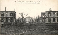 CPA Noyon apres la guerre Entree du quartier de Cavalerie Militaria 