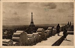 CPA Paris En Flanant La Plate forme de L'Arc de Triomphe Tour Eiffel