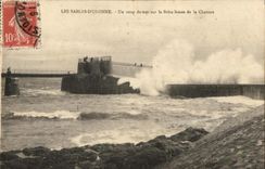 CPA Sables d'Olonne a Heavy swell On the Breeze Blades Of Thatch