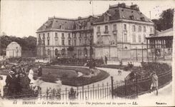 CPA Troyes La Prefecture et le Square