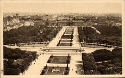 CPA Paris While Strolling the Field of March seen of the Eiffel Tower In the content the Military academy