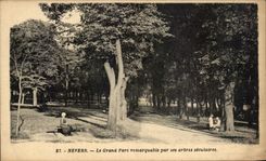 CPA Nevers el parque notable grande por sus arboles seculares